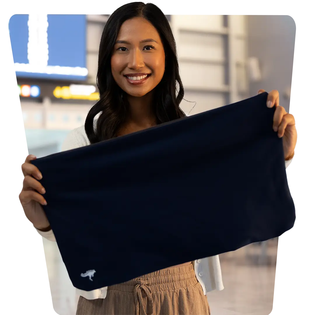 ArmsEzzz_Female_at_airport